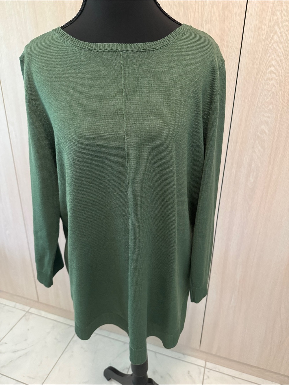 Cable & Gauge NWOT Forest Green Long Sleeve with Buttons down Back